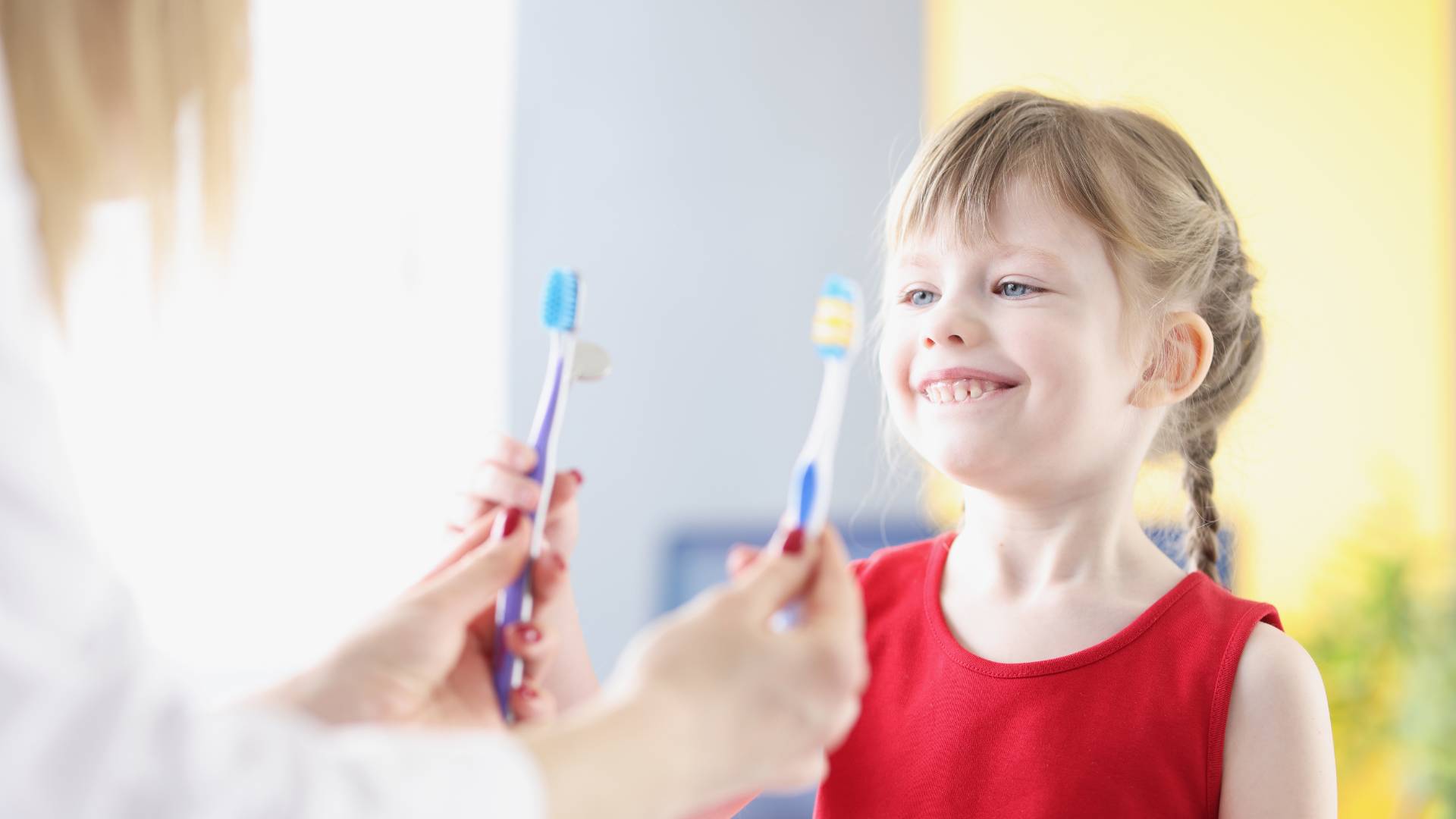 cepillarse y cuidar los dientes